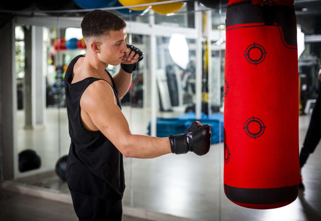 échauffement boxe sur un sac de boxe