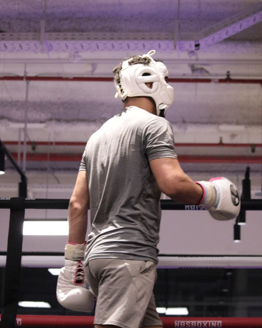 Boxeur adulte sur le ring du club NBS Boxing à Bruxelles