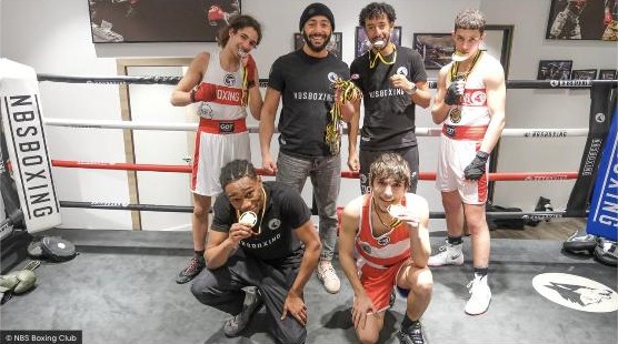 Boxeurs médaillés de NBS Boxing sur le ring du club