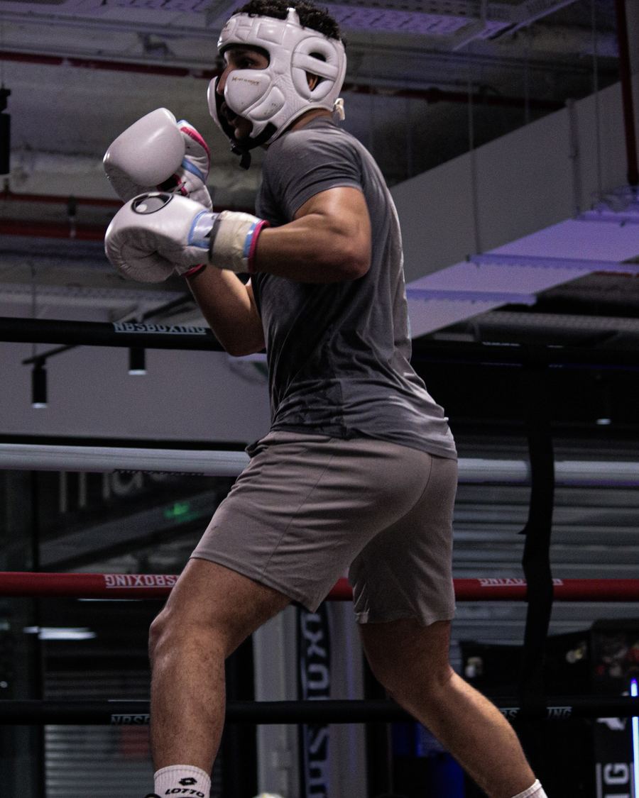 Compétiteur en sparring sur le ring du club NBS Boxing