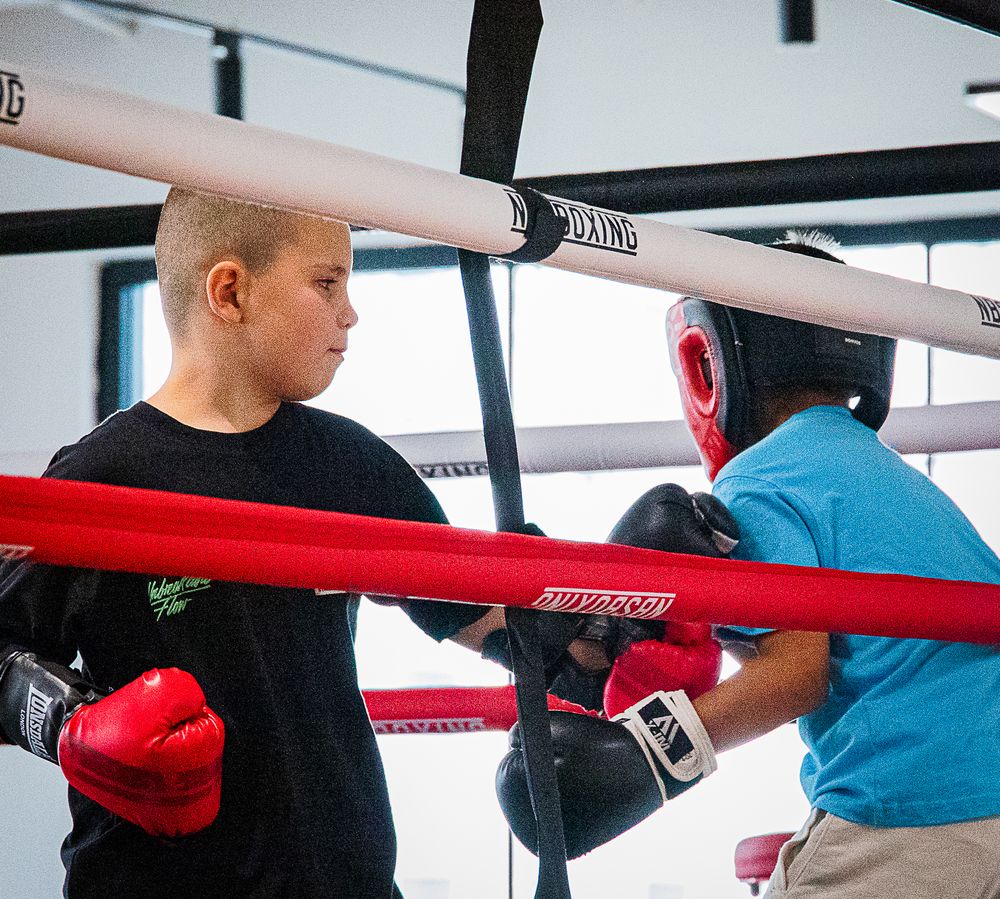 Cours de boxe ados à Bruxelles : deux jeunes boxeurs sur le ring du club NBS Boxing