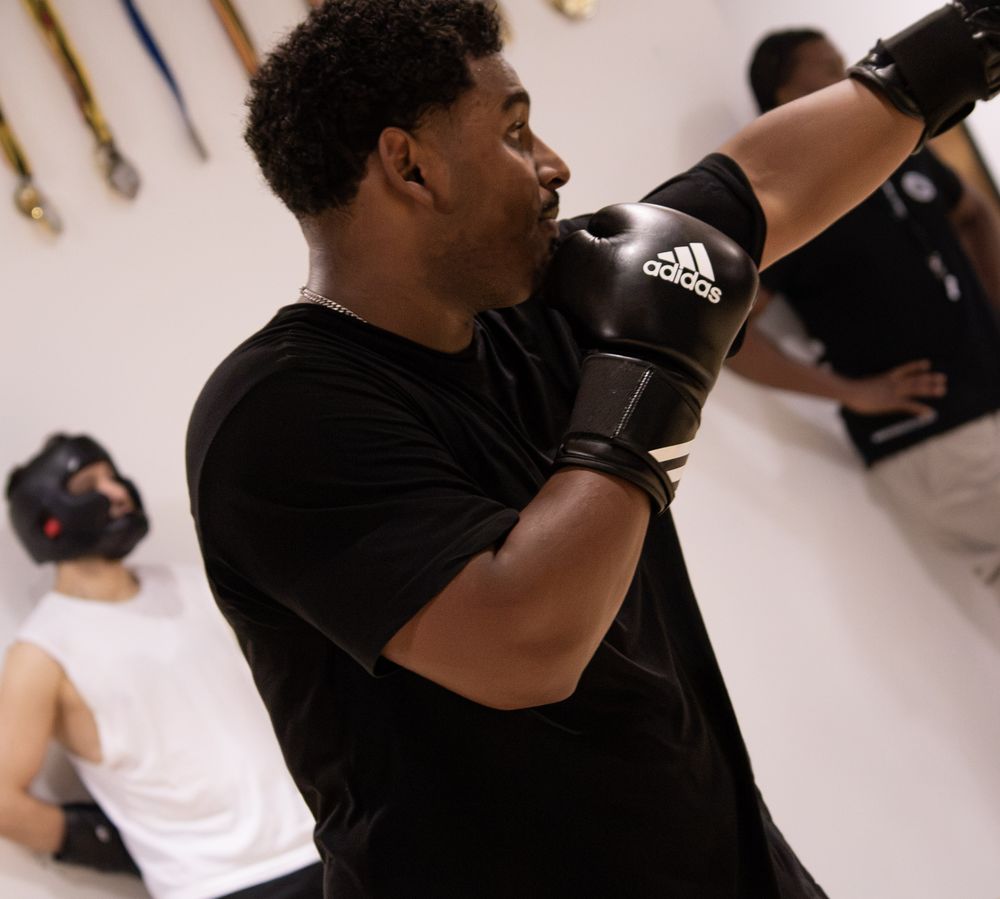 Cours de boxe le midi à Bruxelles : boxeur adulte en séance au club NBS Boxing