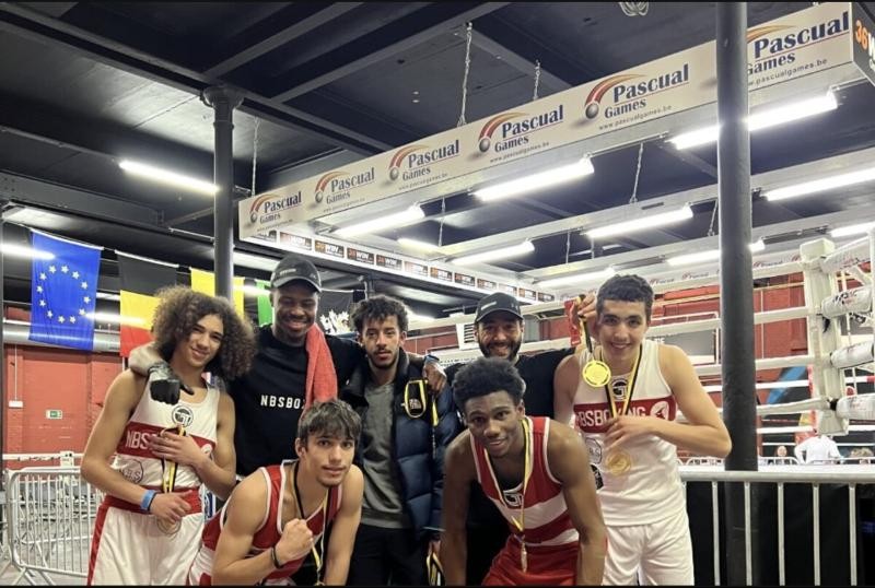 Les champions de Belgique de NBS Boxing et leur coach avec leurs médailles en 2023