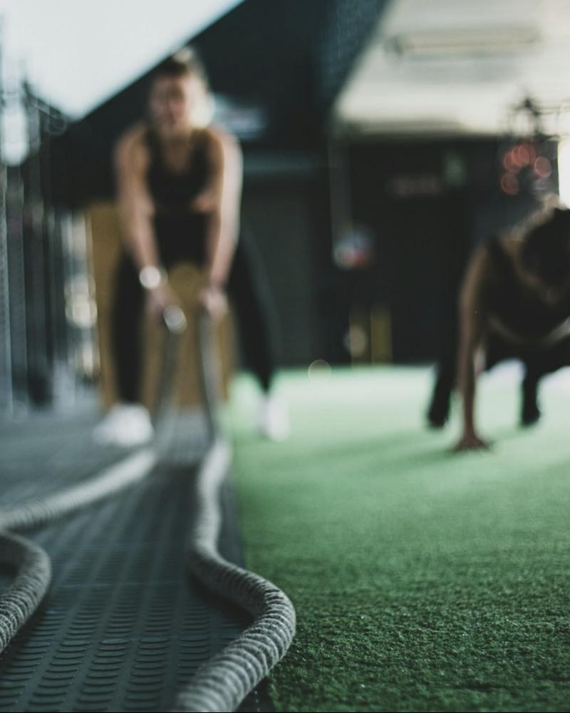 Séance de CrossFit avec battle ropes et burpees